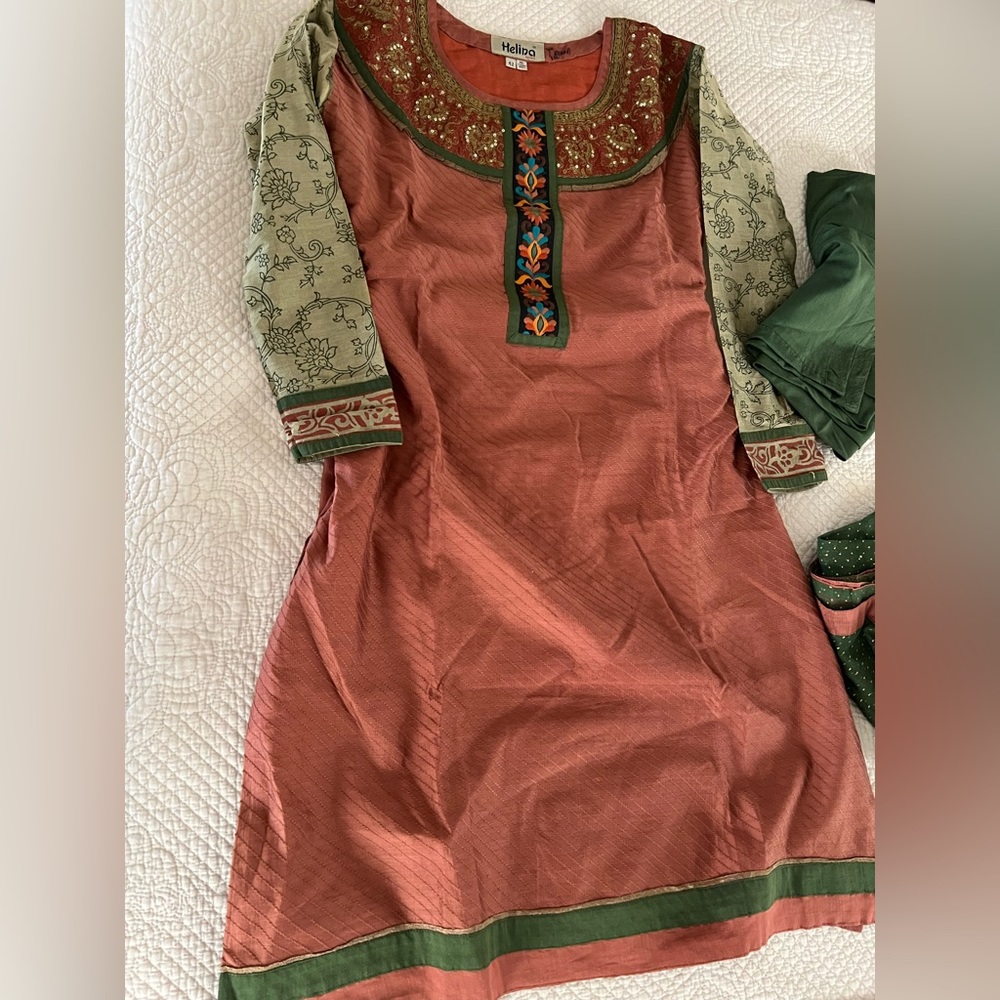 One kurta/churidar/salvar kameez